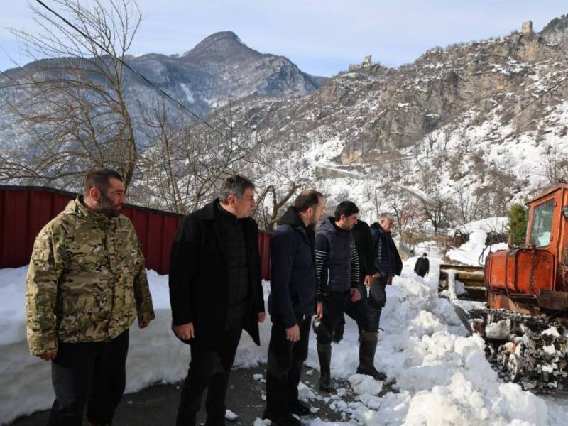 ცაგერის მუნიციპალიტეტში შიდა სასოფლო საავტომობილო გზების თოვლისგან წმენდის სამუშაოები...